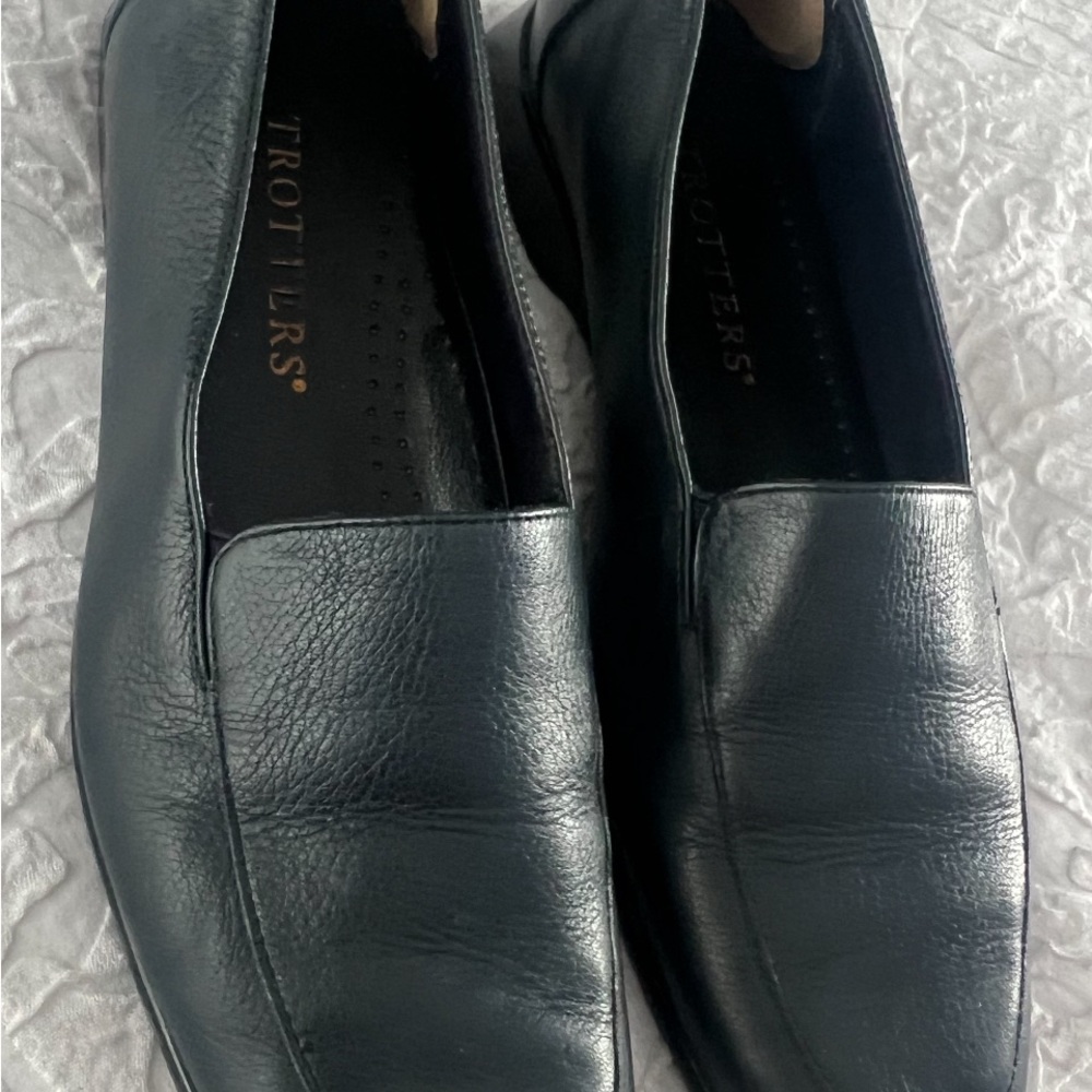 Trotters Men's Dark Gray Leather Slip-Ons
